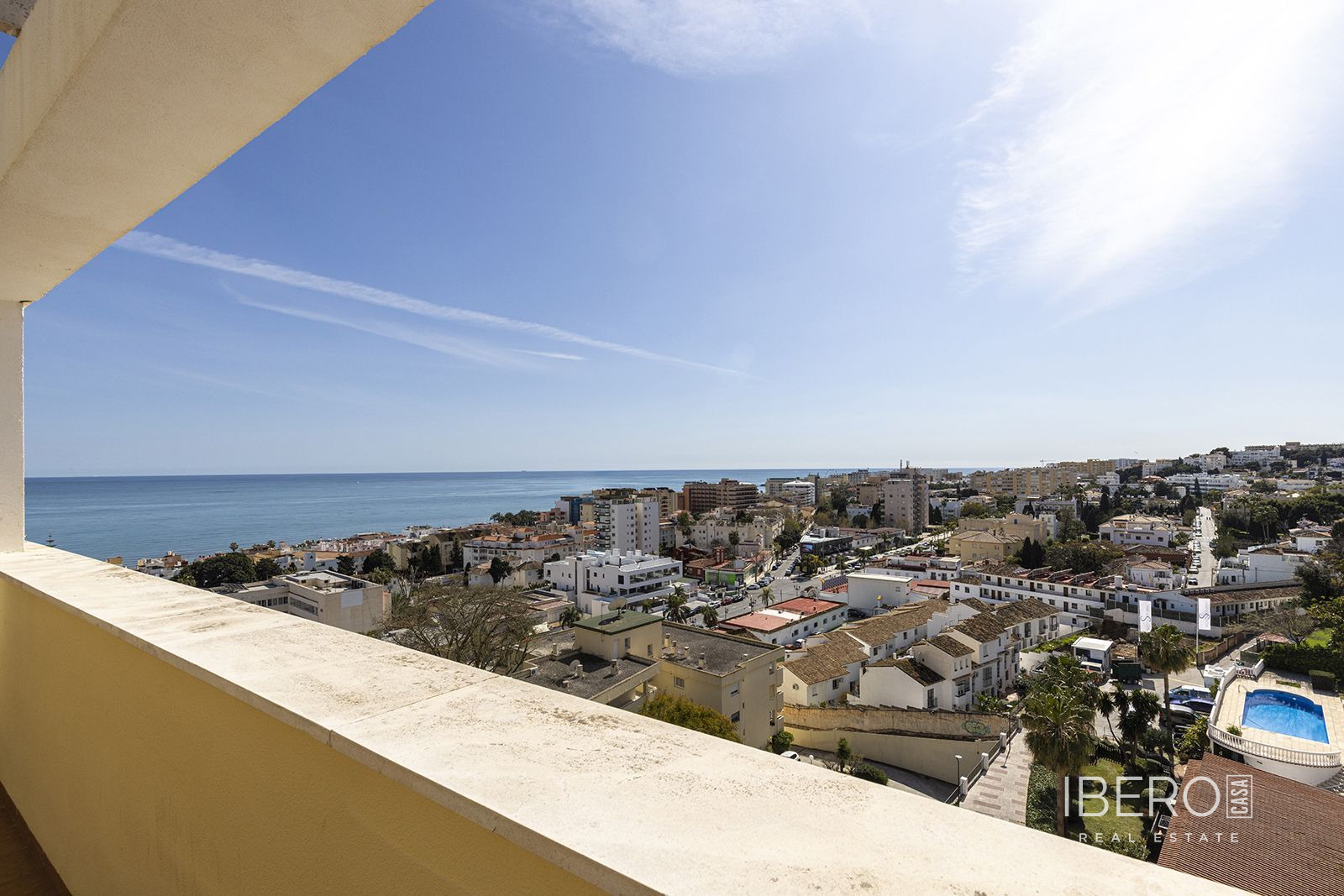Apartamento reformado de 2 dormitorios con vistas al mar, La Carihuela