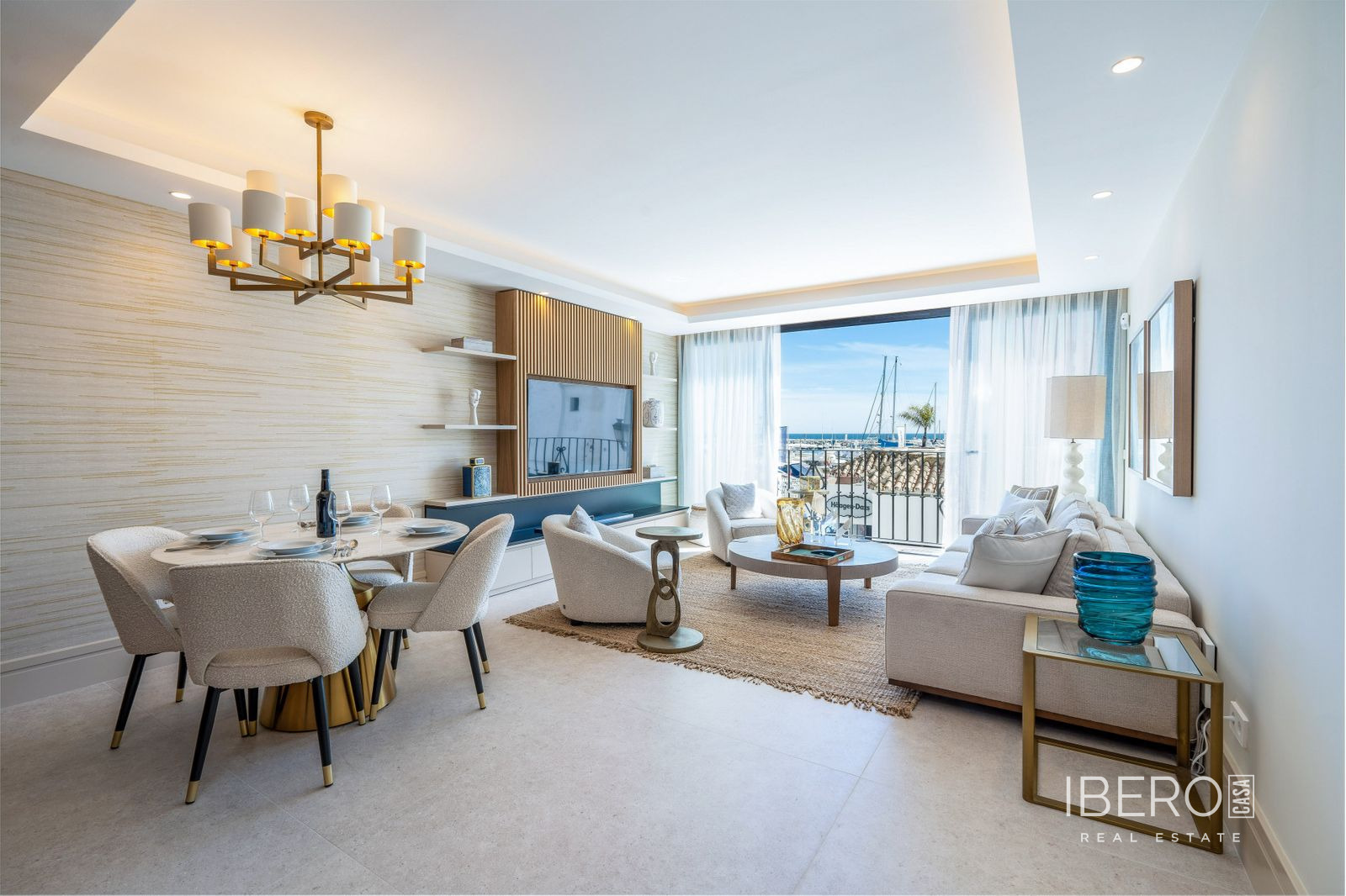 Apartamento reformado de 2 dormitorios con vistas al mar, Puerto Banús