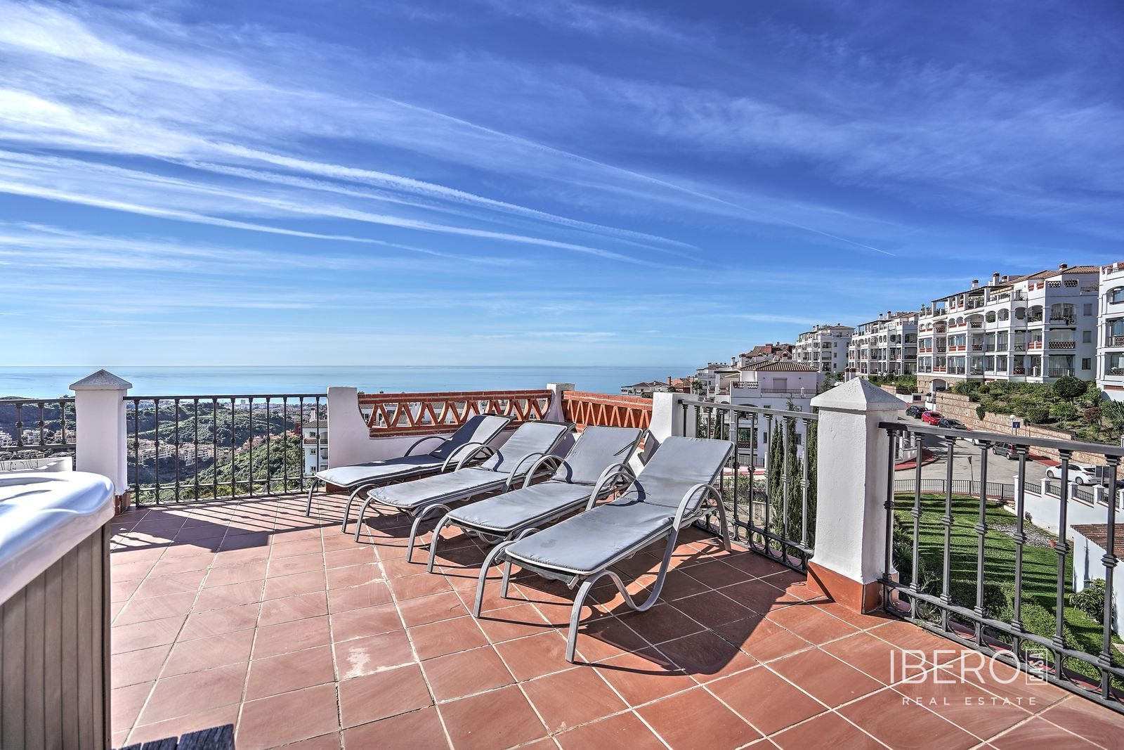 Apartamento de 2 dormitorios con vistas al mar, Calahonda