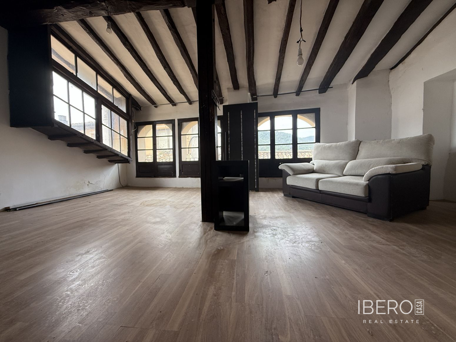 Dům s 5 ložnicemi, Besalu