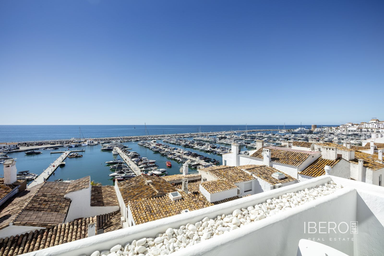 Apartamento reformado de 2 dormitorios con vistas al mar, Puerto Banús