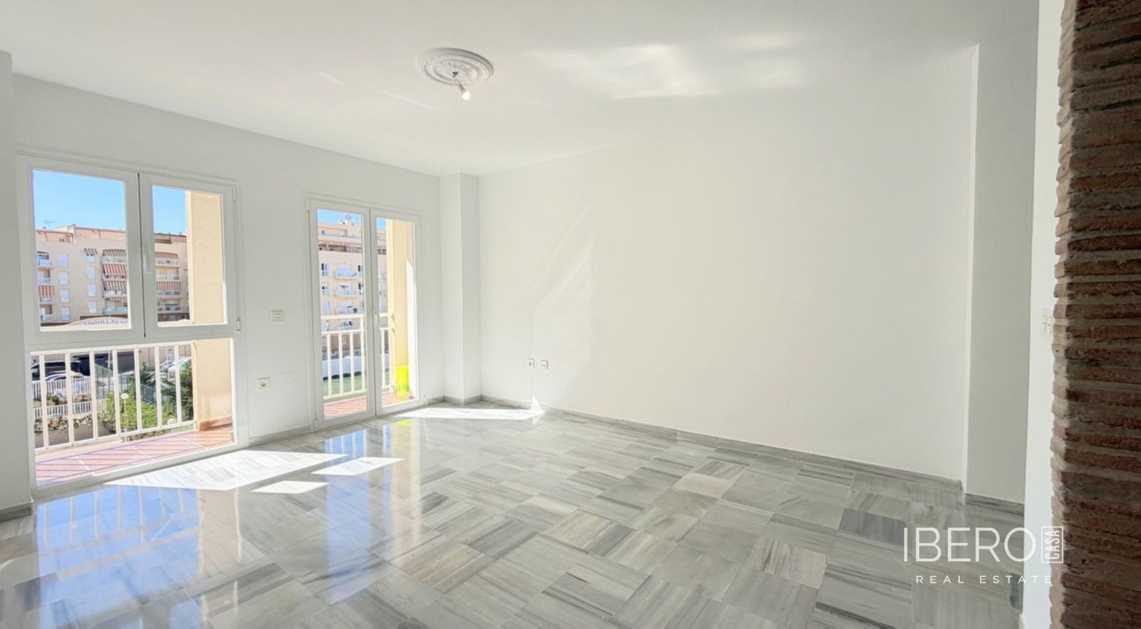Zrekonstruovaný apartmán se 2 ložnicemi, San Luis de Sabinillas