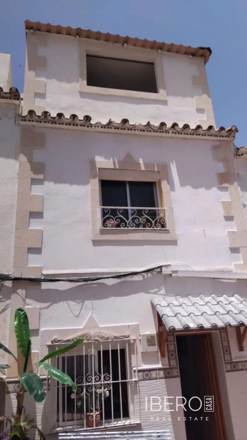 Dům s 5 ložnicemi kousek od mariny, Estepona