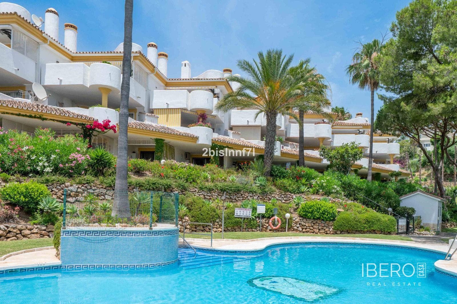 Apartamento reformado de 3 dormitorios con vistas al mar, Calahonda