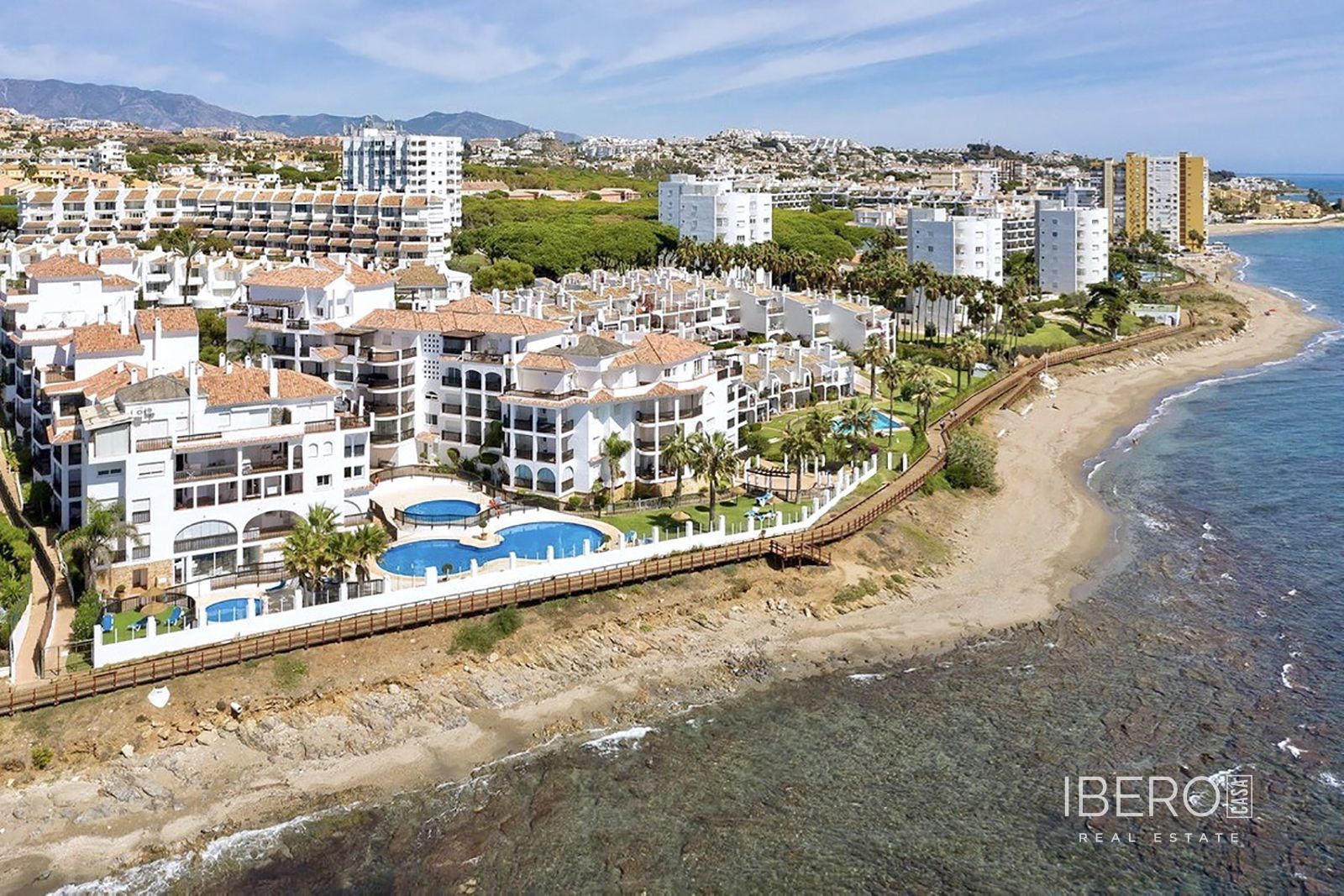 Apartamento de 2 dormitorios con vistas al mar, Calahonda