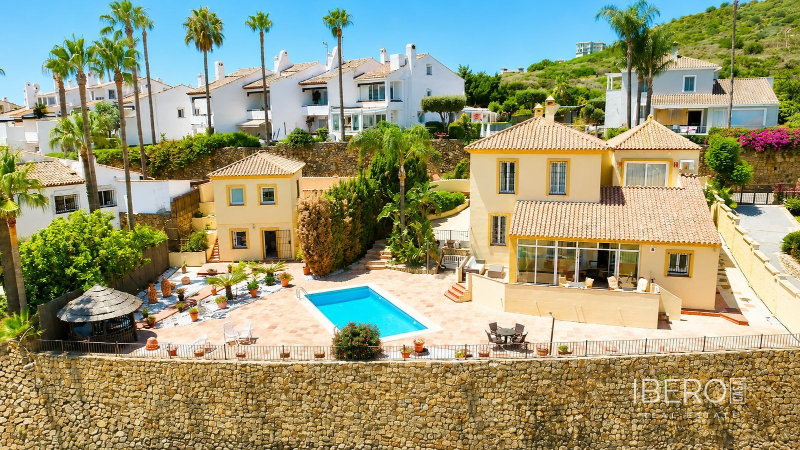 Casa reformada de 5 dormitorios con vistas al mar, La Duquesa