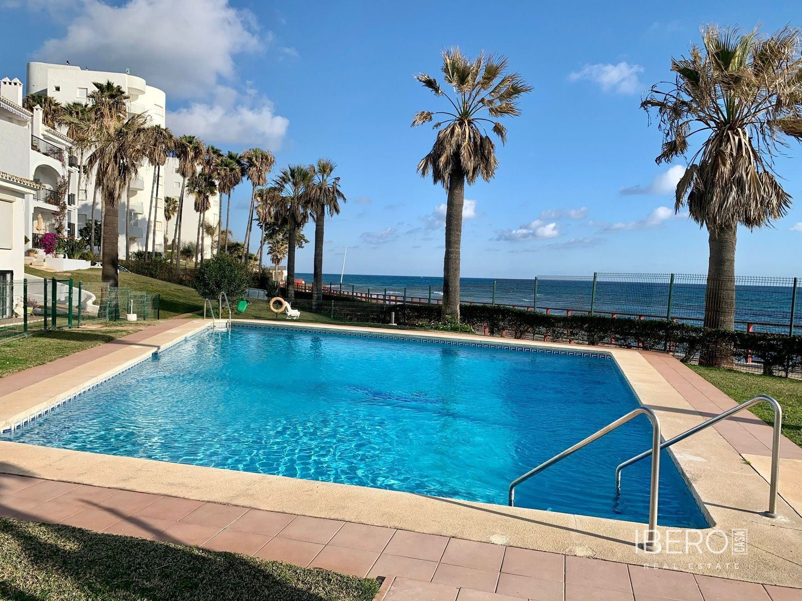 Apartamento reformado de 1 dormitorio con vistas al mar, Calahonda