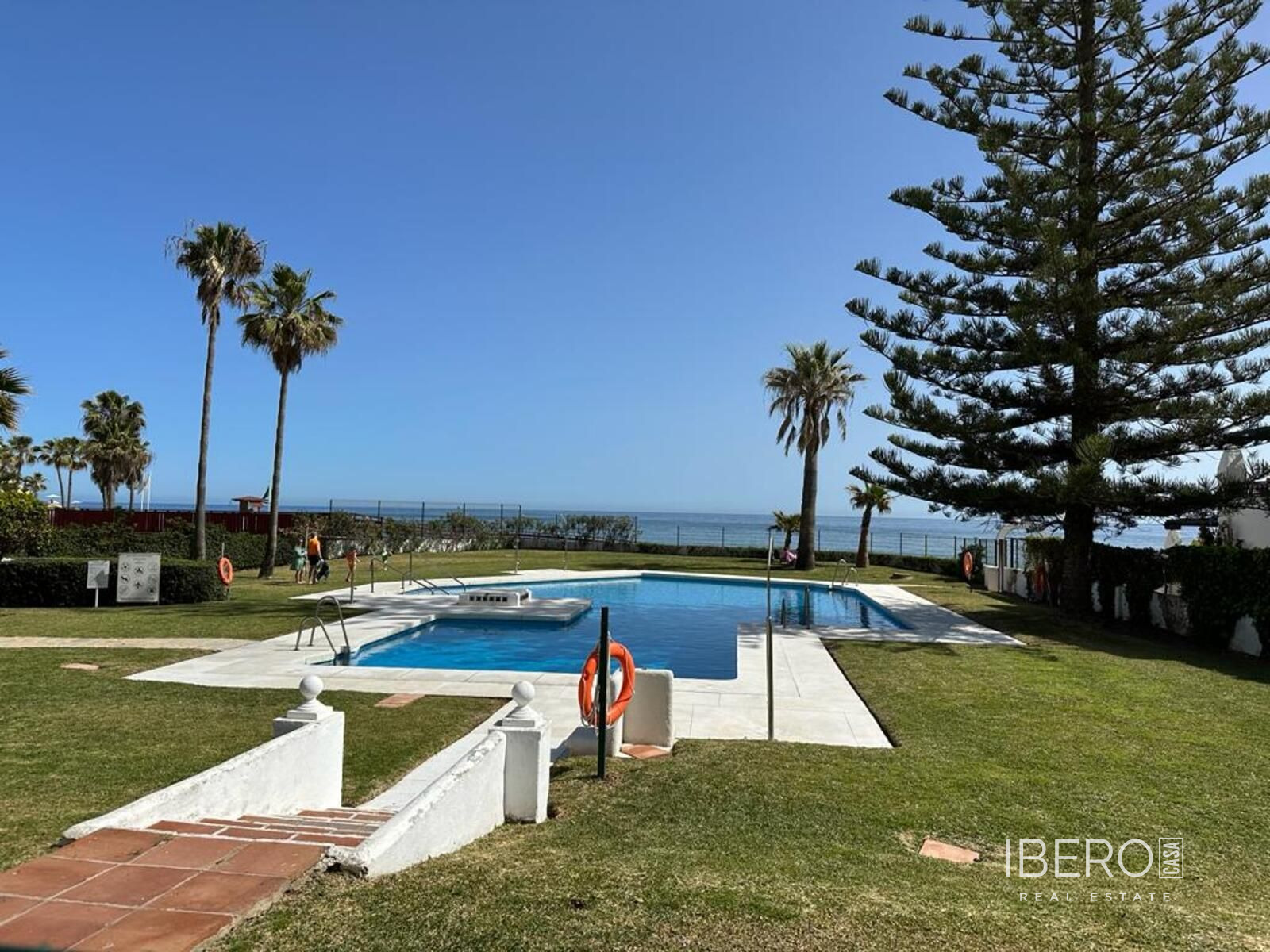 Apartamento a reformar de 3 dormitorios con vistas al mar, Calahonda