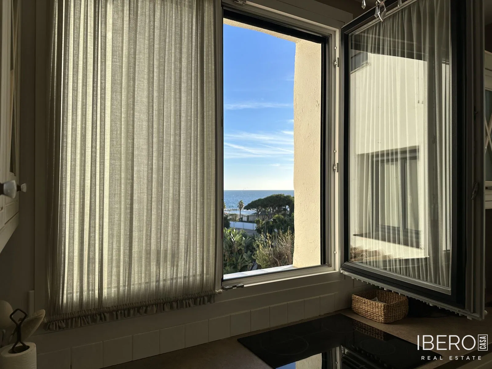 Apartamento reformado de 3 dormitorios con vistas al mar, Puerto Banús