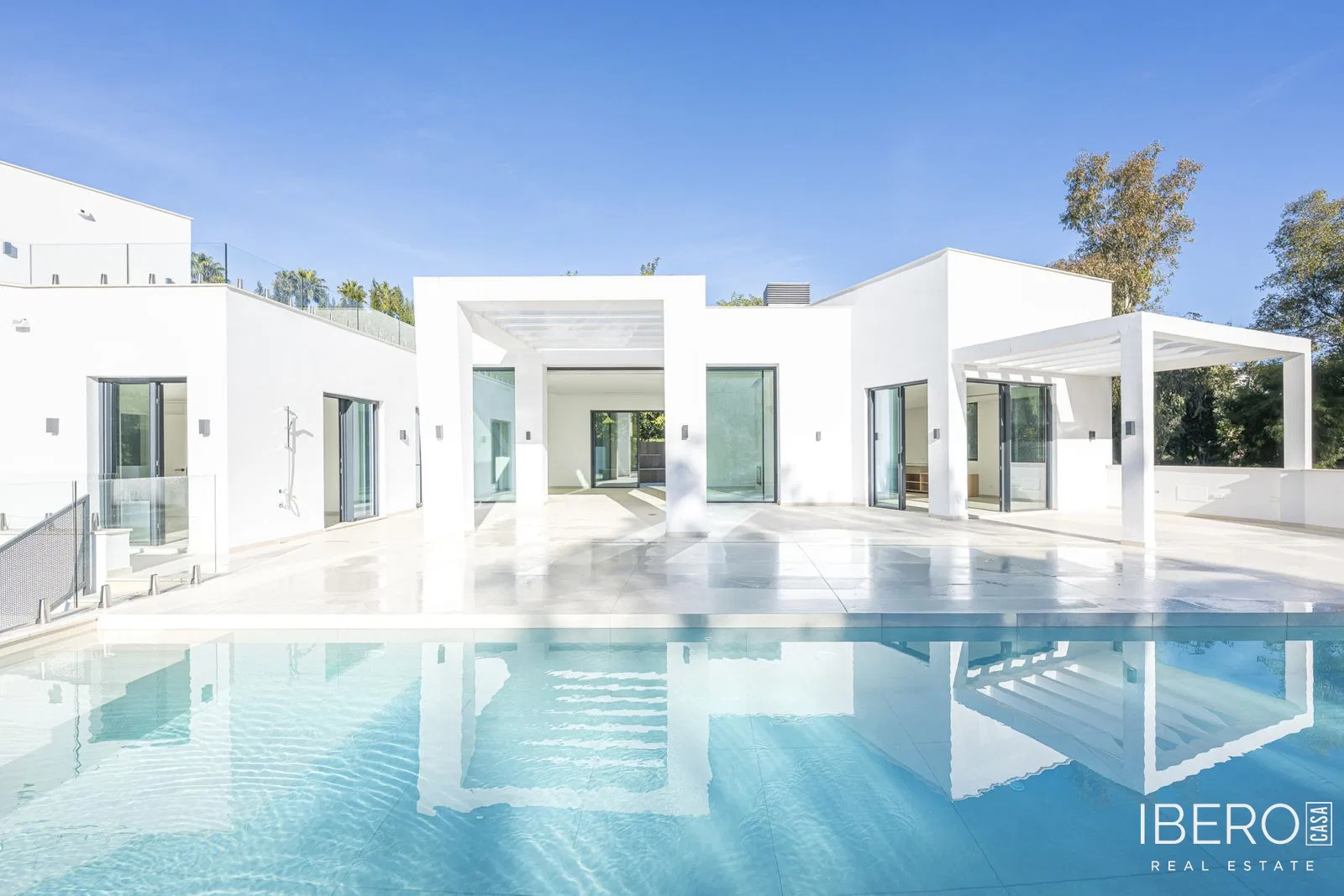 Nový dům s 5 ložnicemi kousek od golfu, Sotogrande Alto