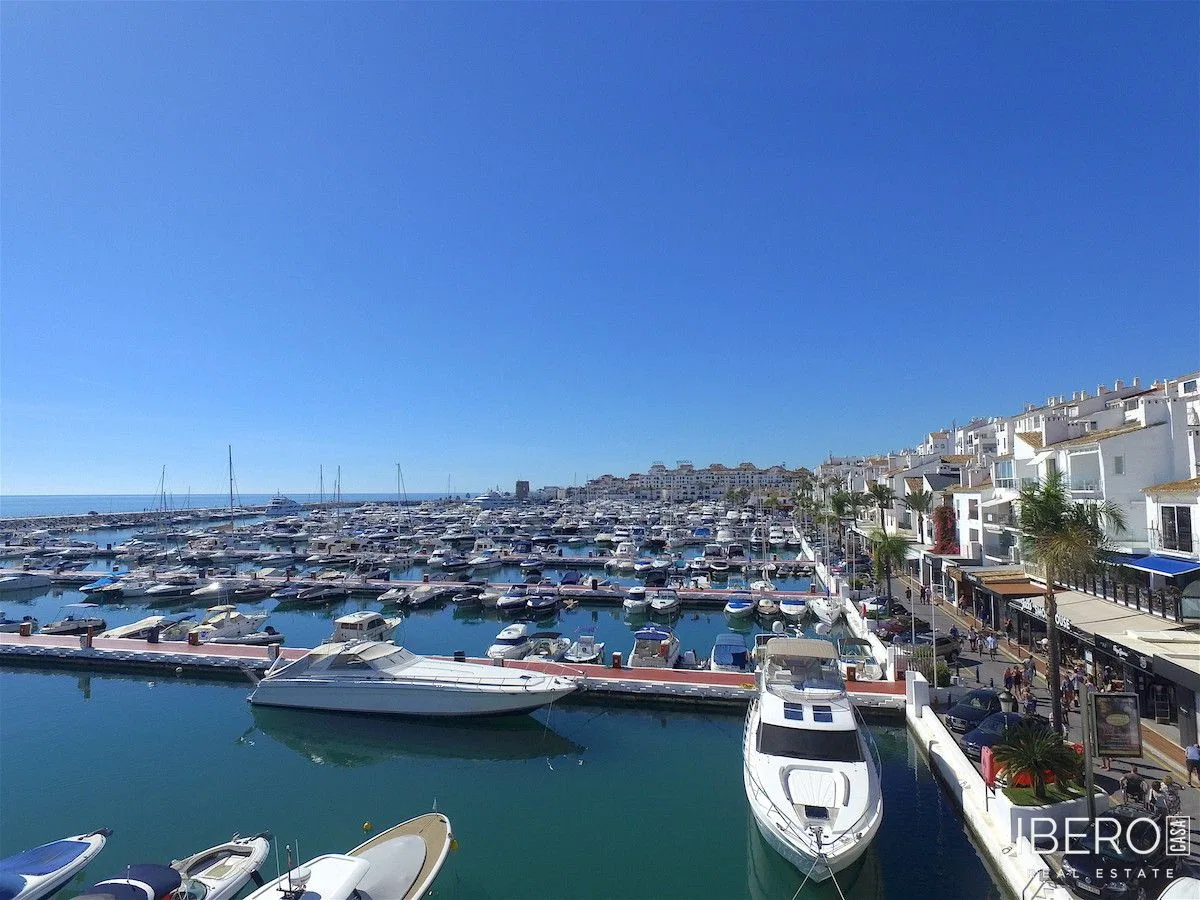 Apartamento reformado de 2 dormitorios con vistas al mar, Puerto Banús