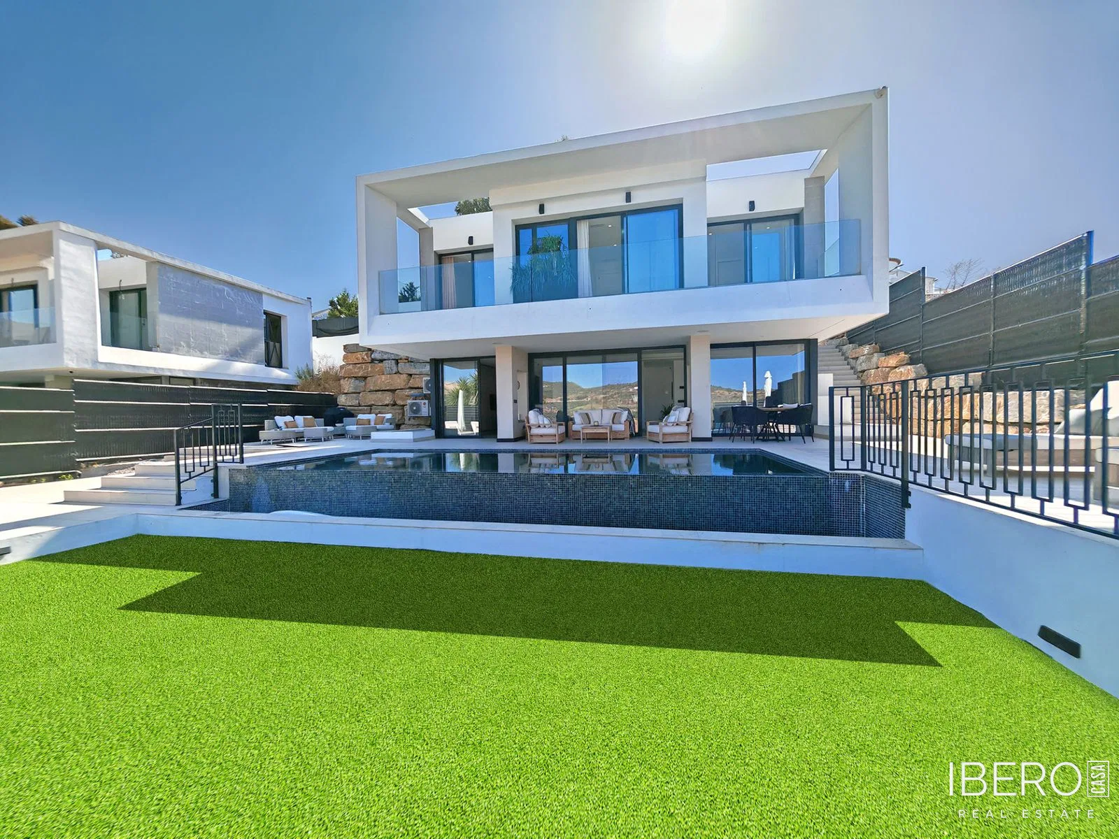 Nový dům se 4 ložnicemi a výhledem na golf, Estepona