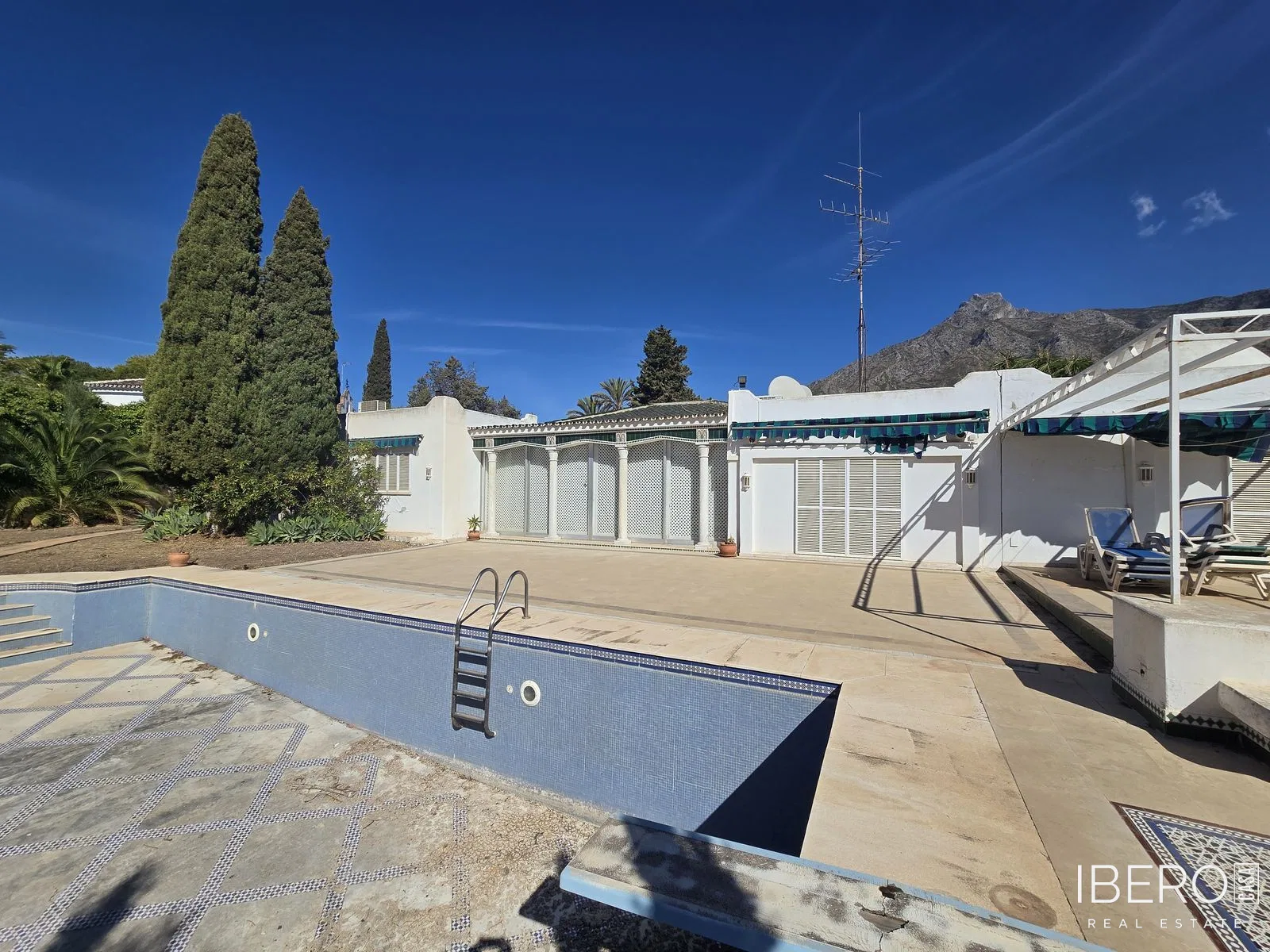Původní dům se 6 ložnicemi kousek od mariny, Marbella