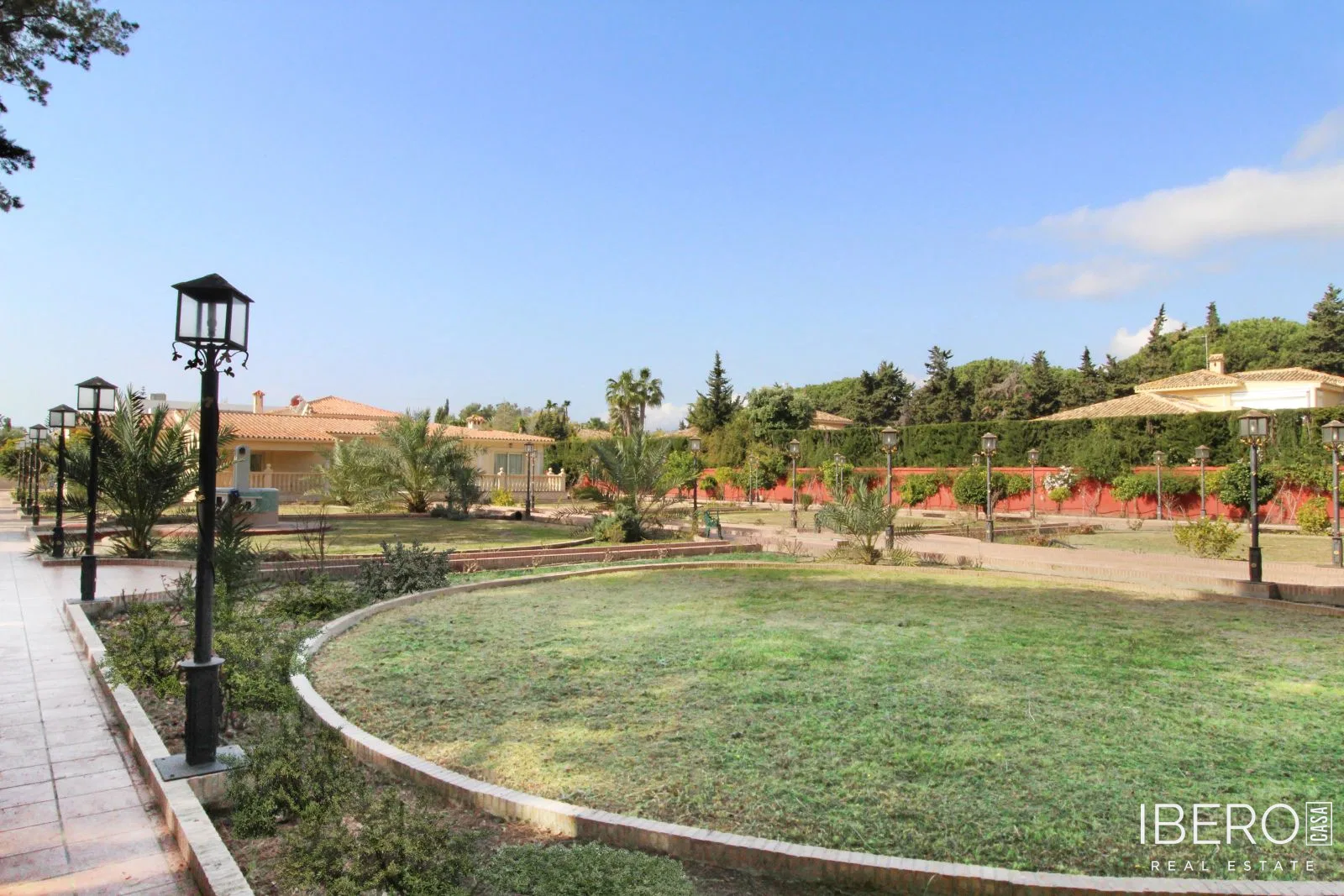 Casa reformada de 8 dormitorios cerca del mar, Guadalmina Baja