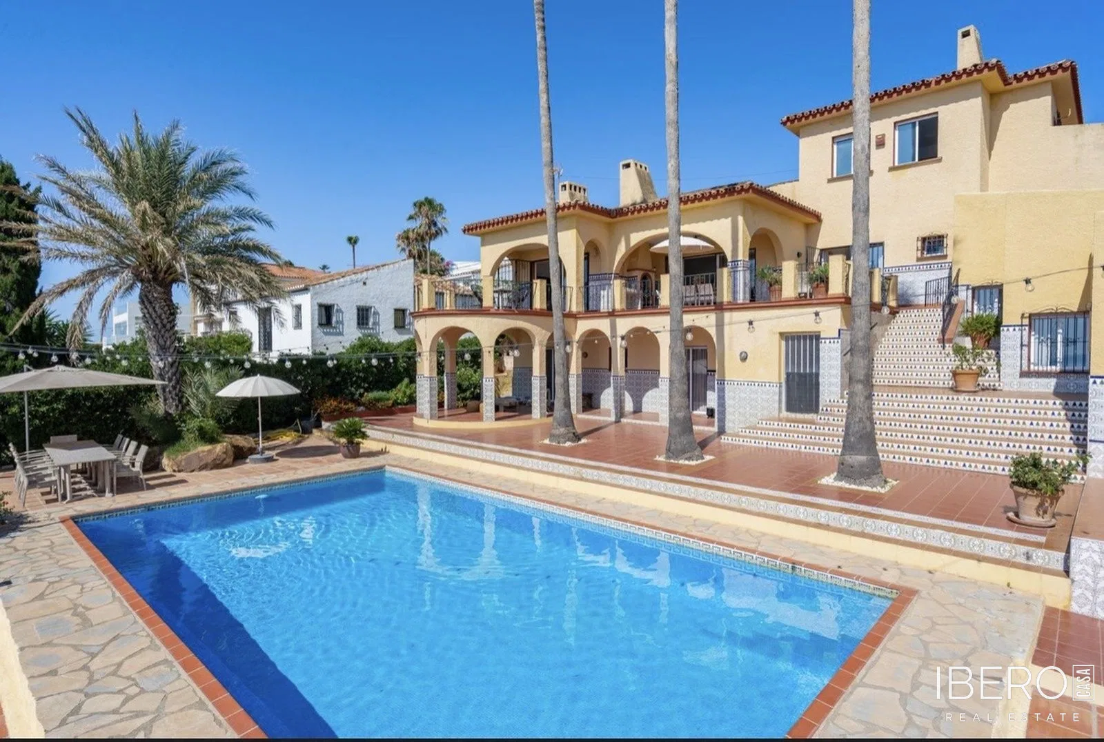 Zrekonstruovaný dům s 8 ložnicemi a výhledem na moře, Estepona