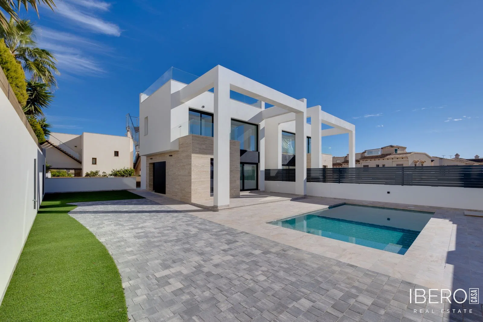 Nový dům se 4 ložnicemi a střešní terasou, Torrevieja