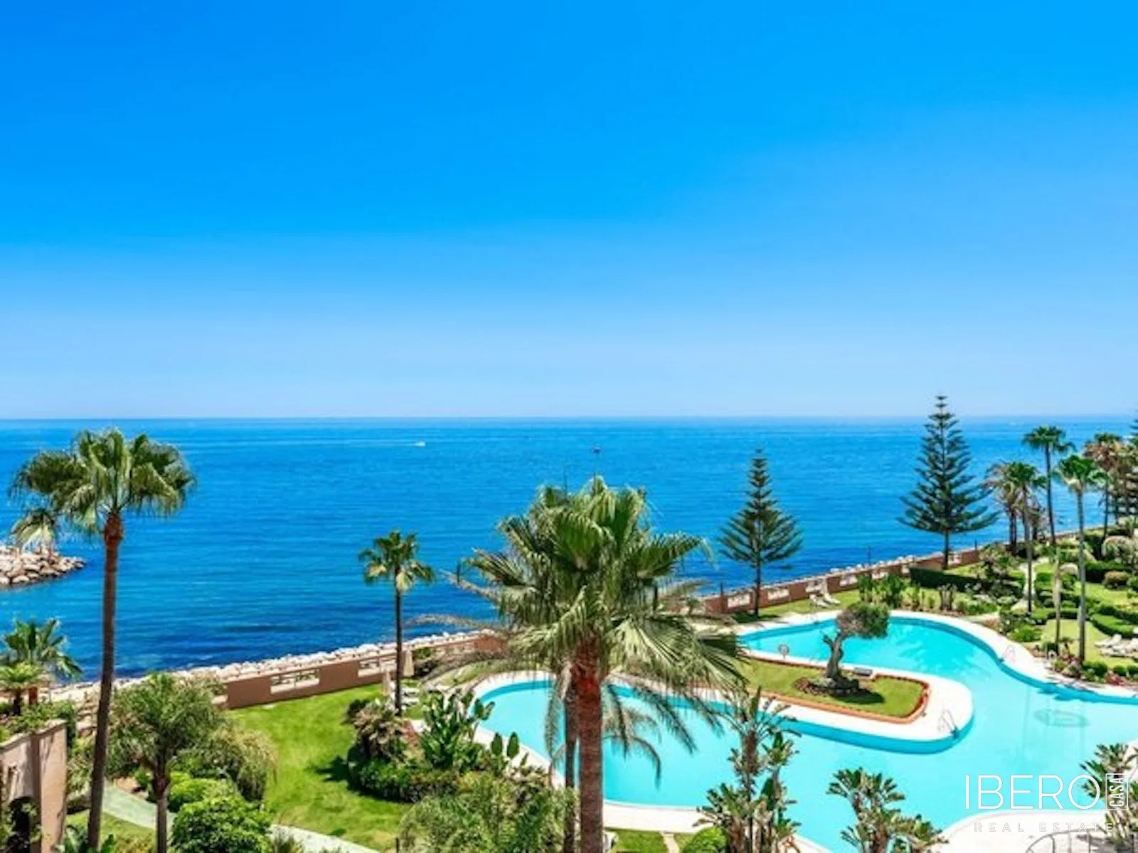 Apartamento reformado de 2 dormitorios con vistas al mar, Puerto Banús