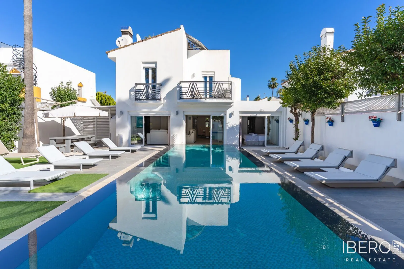 Dům s 5 ložnicemi kousek od moře, Estepona