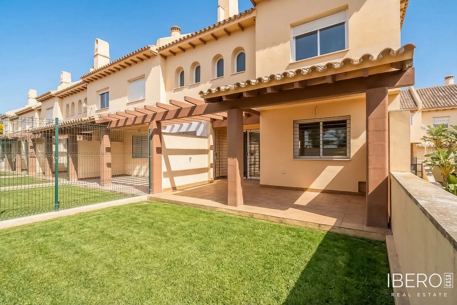 Casa a reformar de 4 dormitorios con vistas al mar, Calahonda