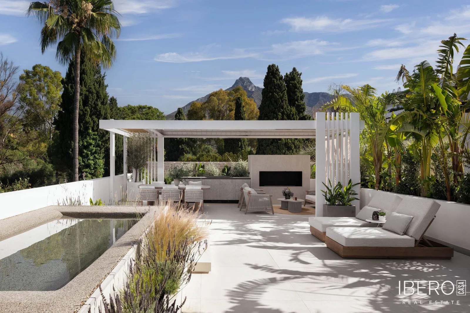 Renovated 4-bedroom apartment near the sea, The Golden Mile