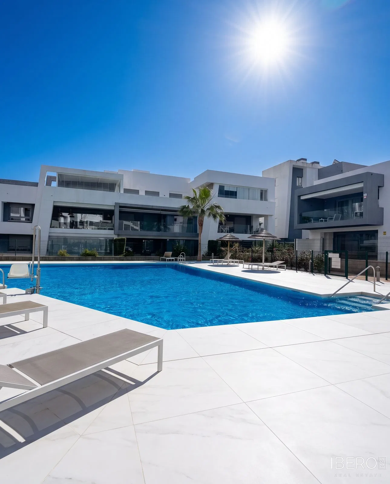 Apartamento de 2 dormitorios con terraza en la azotea, Selwo