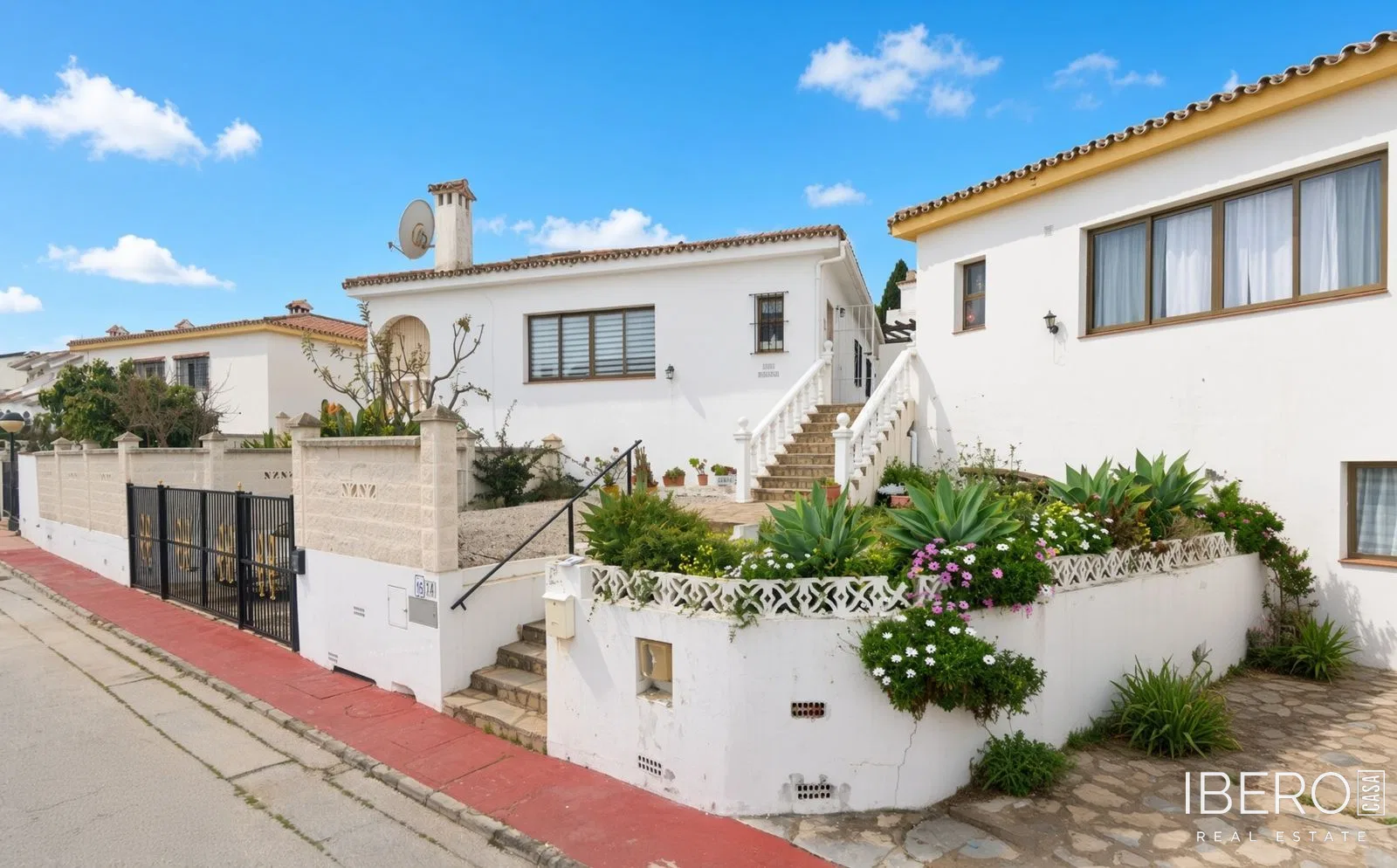 Renovated 3-bedroom house with sea view, La Duquesa