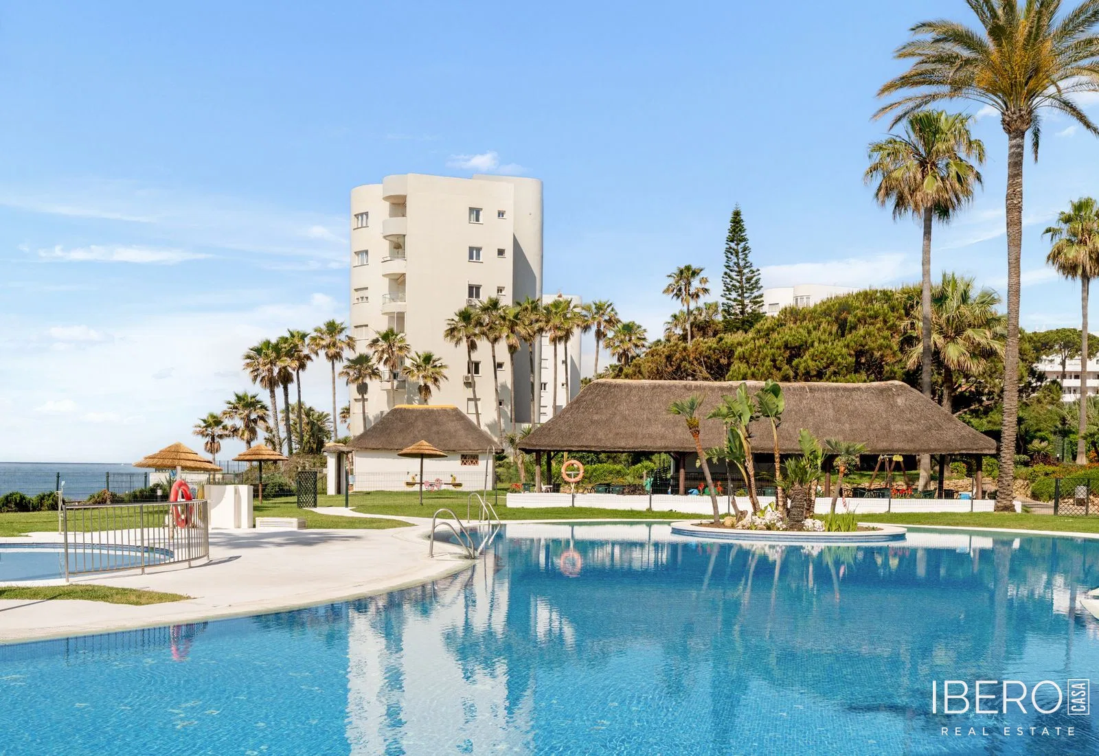 Apartamento de 2 dormitorios con vistas al mar, Calahonda