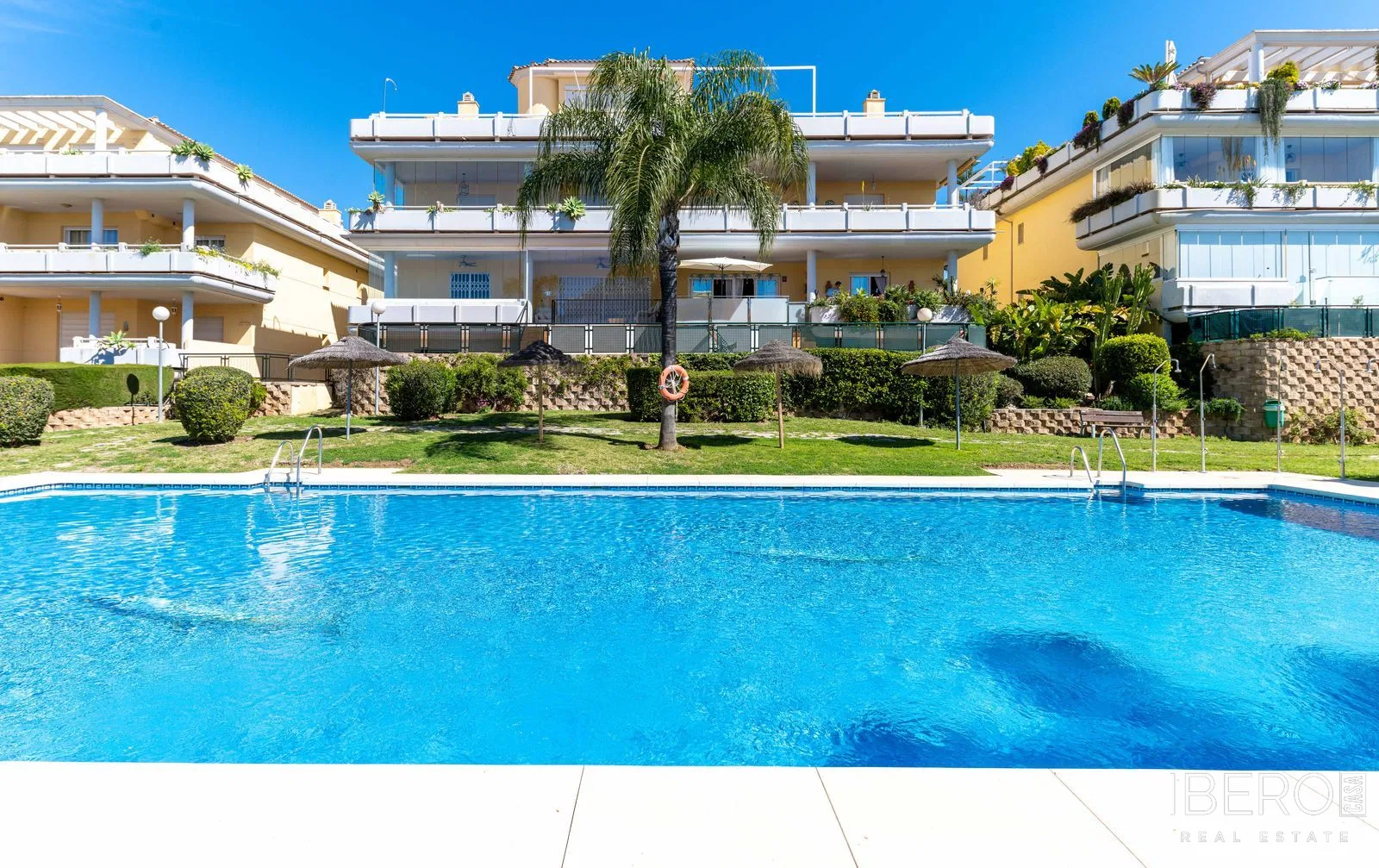 Apartamento reformado de 2 dormitorios con vistas al mar, Cabopino