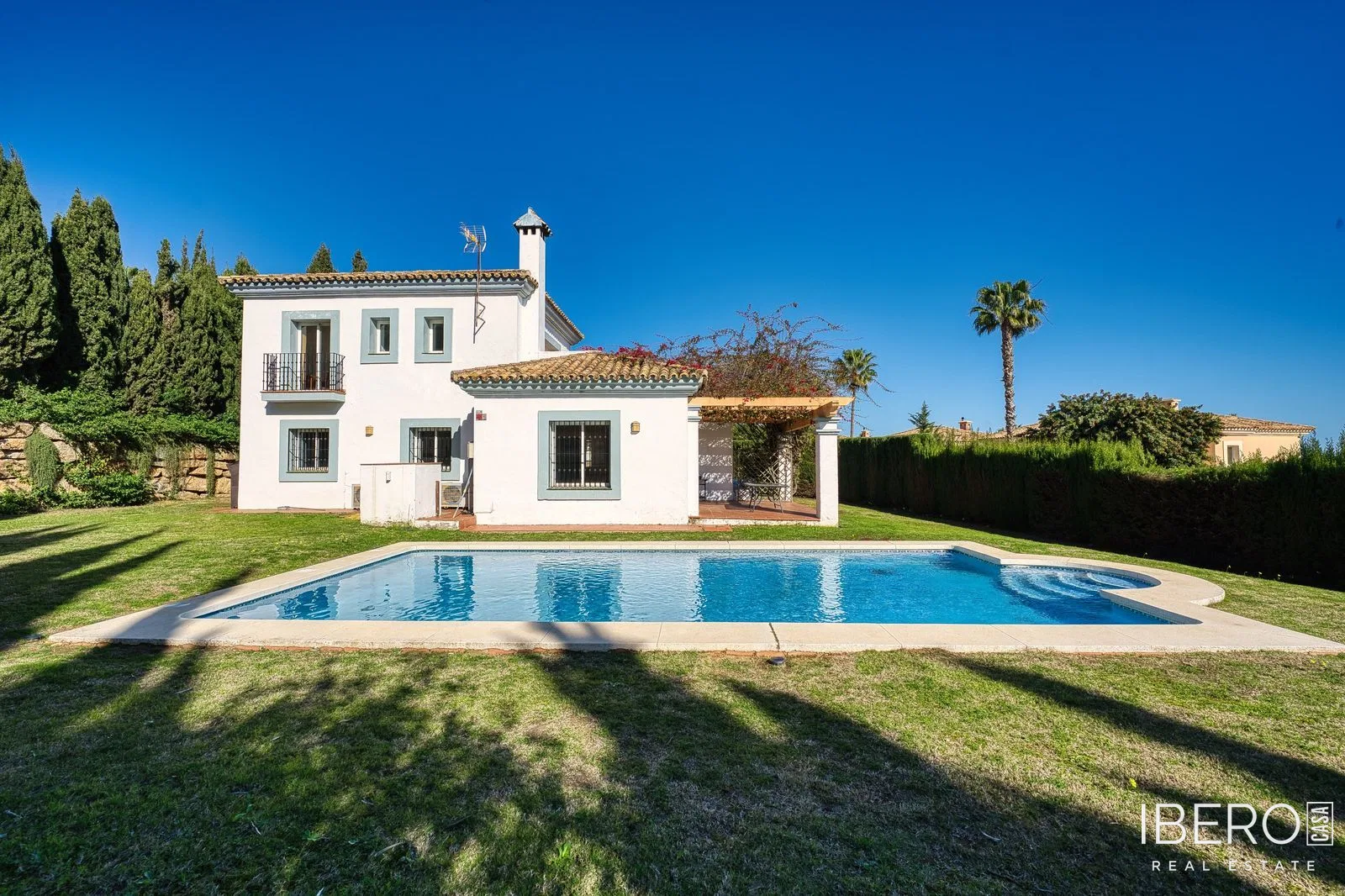 Casa a reformar de 4 dormitorios con vistas al mar, La Alcaidesa