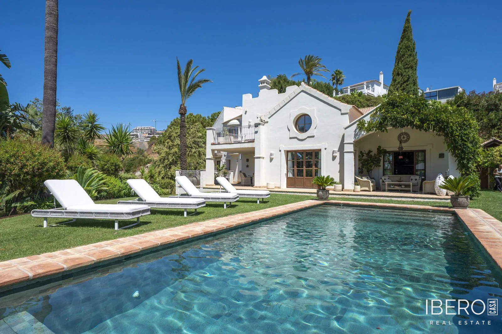 Dům se 4 ložnicemi a krbem, Estepona