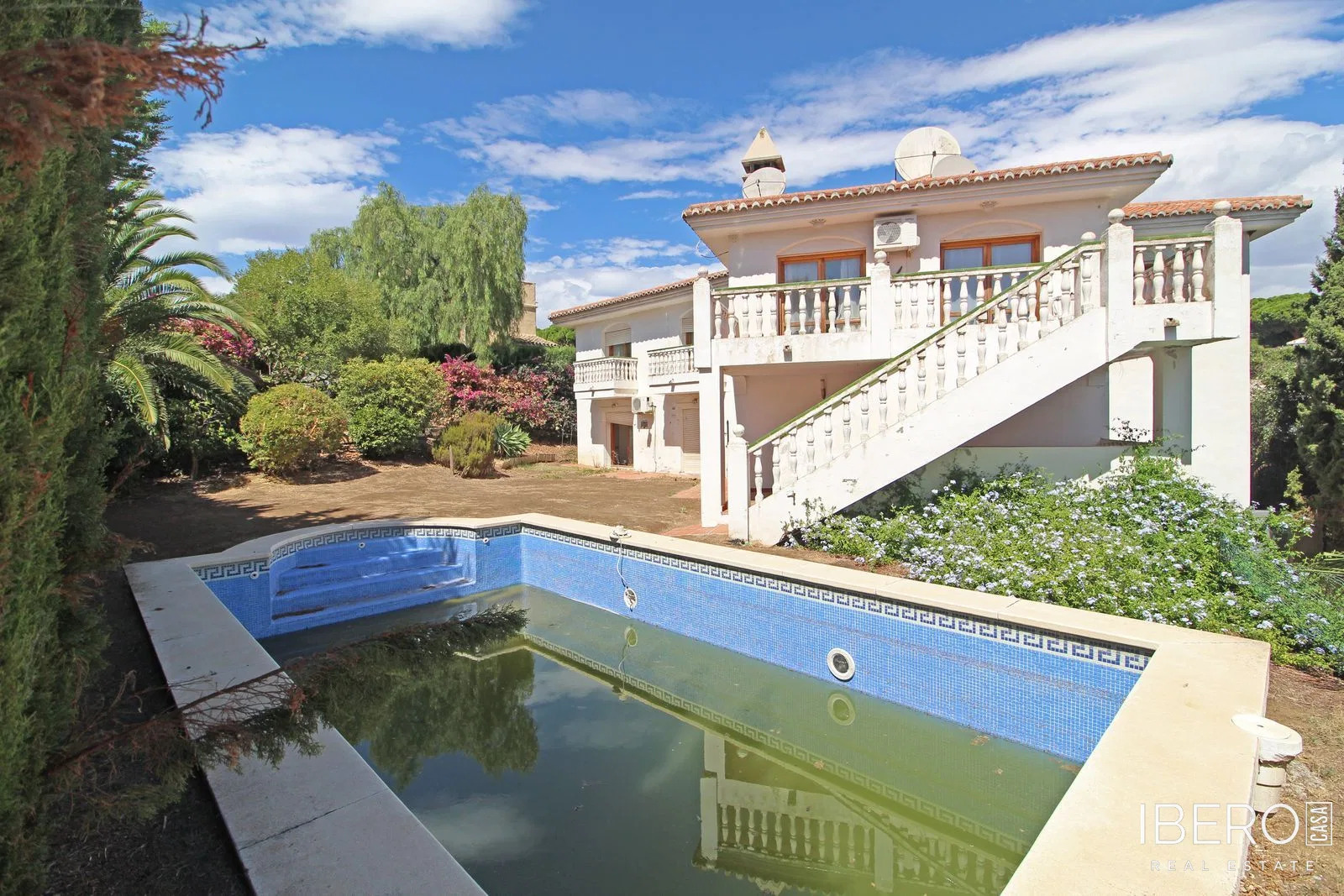 Casa a reformar de 8 dormitorios, Calahonda